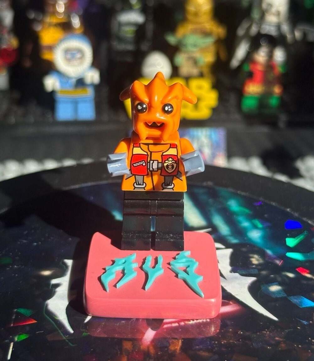 LEGO Space Police 3 Alien Kranxx Minifigure with Orange Jumpsuit and Stand